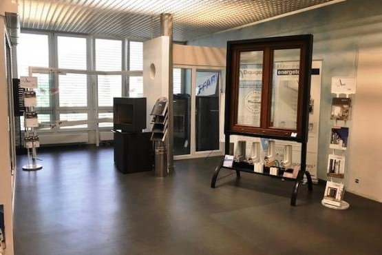 Showroom de DL Serramenti Sagl avec échantillons de fenêtres et présentoirs à brochures