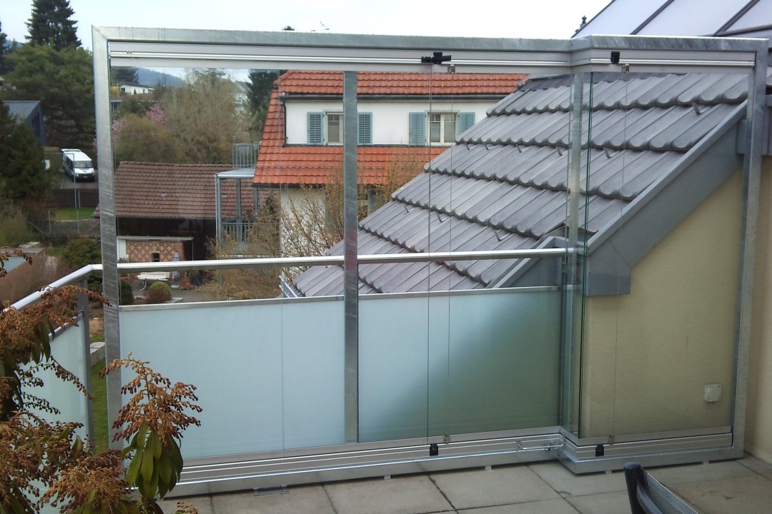 Vitrage d’une terrasse sur le toit avec élément d’angle devant une toiture en tuiles, réalisation de Ledas GmbH